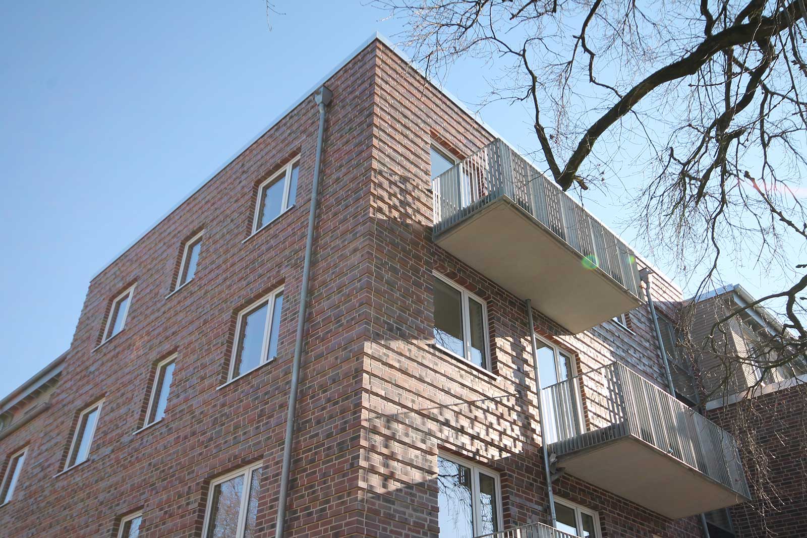 Familienfreundliches Wohnen in Hamburg-Stellingen – Gebäudeecke mit Balkonen