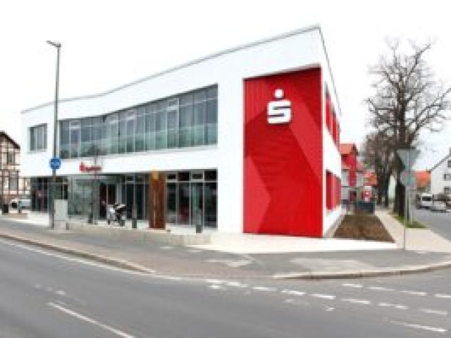 Eingangsbereich der Sparkassenfiliale Grone mit Betonkerntemperierung