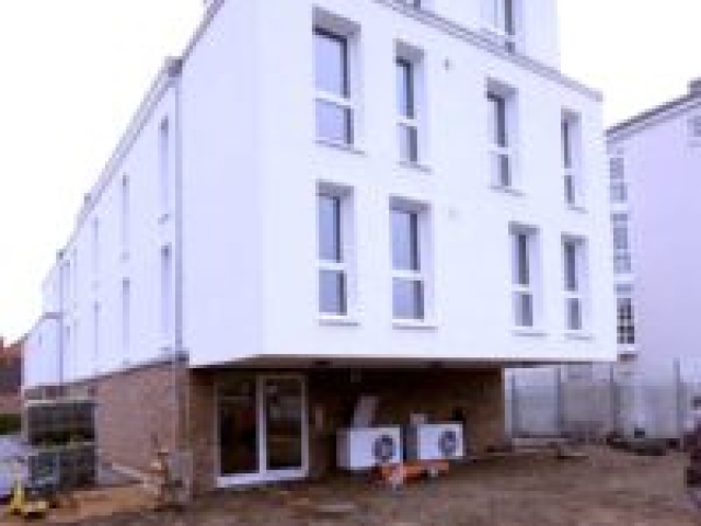 Mehrfamilienhaus mit 10 Wohnungen: Bauzustand, Rückansicht mit Luft-Wärmepumpen Bauzustand, Rückansicht mit Luft-Wärmepumpen des Mehrfamilienhauses mit 10 Wohnungen