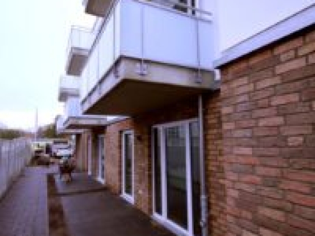Mehrfamilienhaus mit 10 Wohnungen: Bauzustand, Balkone und Terrassen Bauzustand, Terrassen und Balkone des Mehrfamilienhauses mit 10 Wohnungen