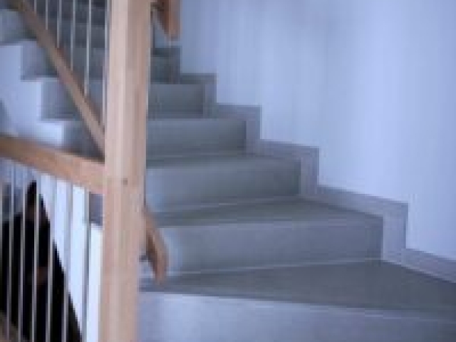 Mehrfamilienhaus mit 10 Wohnungen: Treppenhaus, Detail Treppenhaus mit Handlauf aus Buchenholz im Neubau eines Mehrfamilienhauses mit 10 Wohnungen