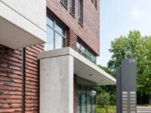 Eingangsbereich außen Wirtschaftlichkeitsberechnung Immobilien Eingangsbereich von außen mit Säule für Firmenschilder, Überdachung und Sitzgelegenheit, Fotograf Karsten Knocke