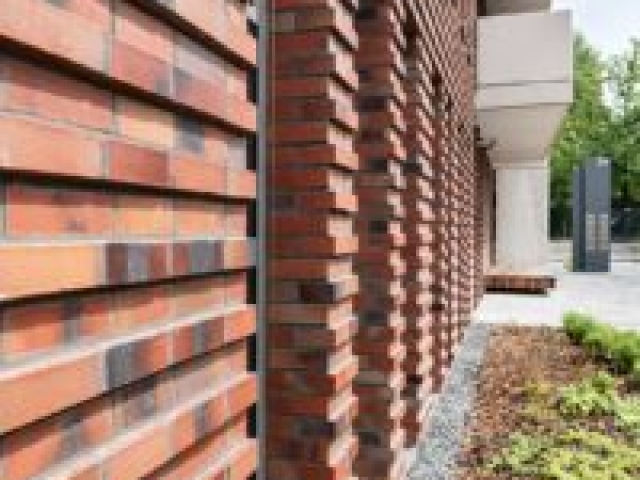 Fassadendetail Wirtschaftlichkeitsberechnung Immobilien Foto Fassadendetail mit Balkonen und Eingangsbereich, Fotograf Karsten Knocke