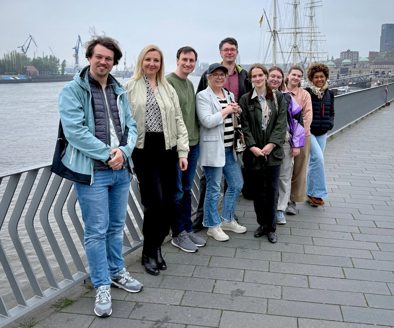 Stadtblick Architekten Hamburg, Teamfoto an den Landungsbrücken in Hamburg.